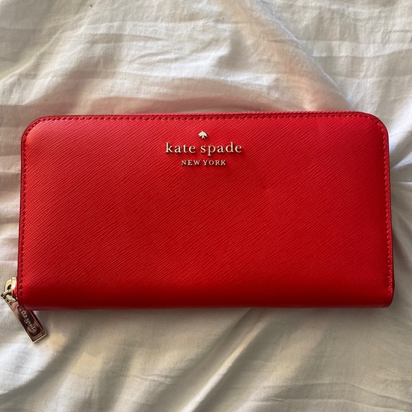 A 12 card slot Kate Spade wallet with gold detailing. - Picture 1 of 3